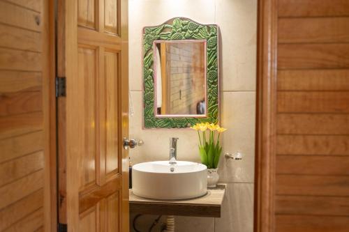 ein Badezimmer mit Waschbecken und Spiegel in der Unterkunft San José del Pacífico- Cabañas Camino al Cielo 3 in San Jose del Pacifico