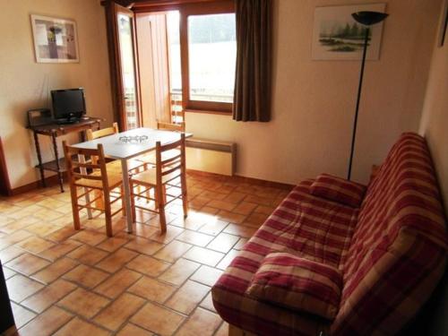 Studio en front de neige, 4 pers, balcon sud, proche des pistes - FR-1-815-29 في لو براز دي ليس: غرفة معيشة بها أريكة وطاولة