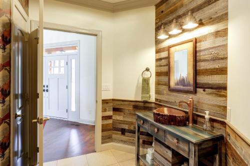 Imagine din galeria proprietății Hot Tub, Game Room! Lakefront Hickory Family Haven în Hickory