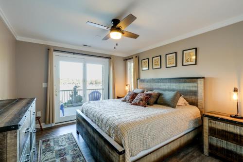 Un pat sau paturi într-o cameră la Hot Tub, Game Room! Lakefront Hickory Family Haven