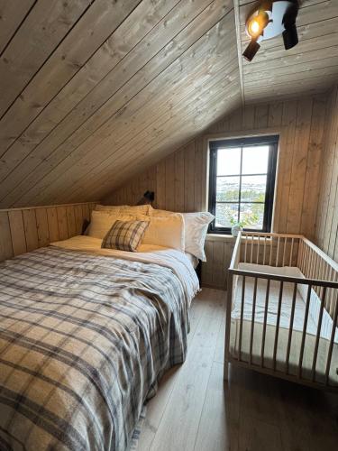 a bedroom with a bed and a window in a room at Fjellperlen, Hardangervidda in Eidfjord