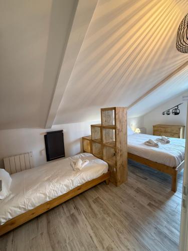 Zimmer mit 2 Betten und einem TV. in der Unterkunft chalet Des Cimes de Risoul in Risoul