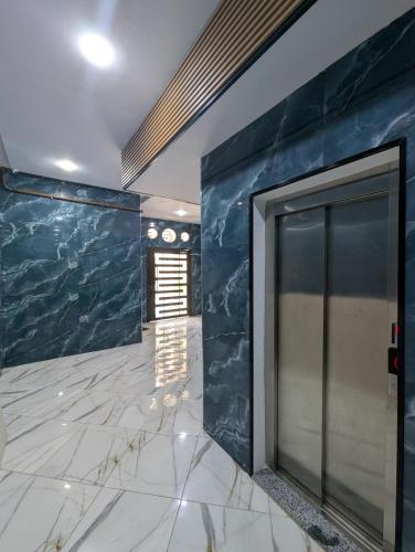 a room with a blue wall with a door at F3 Neuve in Oran