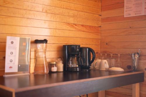 eine Arbeitsplatte mit einer Kaffeemaschine darauf in der Unterkunft San José del Pacífico- Cabañas Camino al Cielo 3 in San Jose del Pacifico