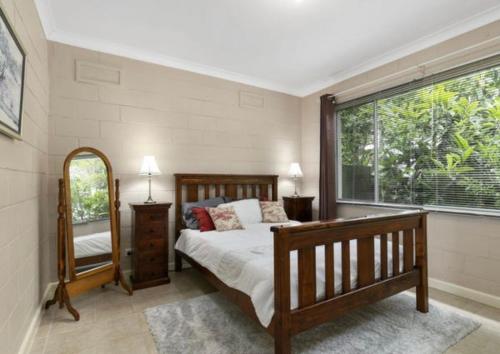 Voodi või voodid majutusasutuse Cosy cottage at Coronet Bay toas