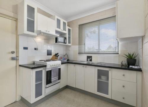 Köök või kööginurk majutusasutuses Cosy cottage at Coronet Bay