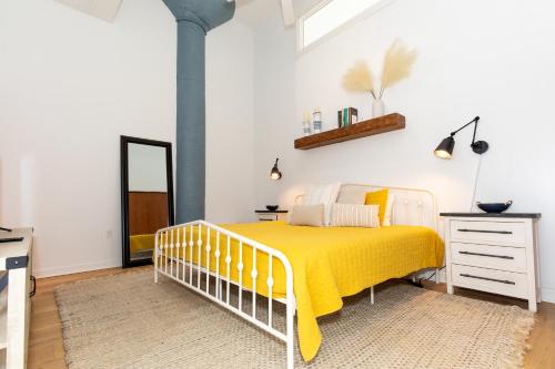 Ένα ή περισσότερα κρεβάτια σε δωμάτιο στο Downtown Condo 5 Minutes to Cedar Point