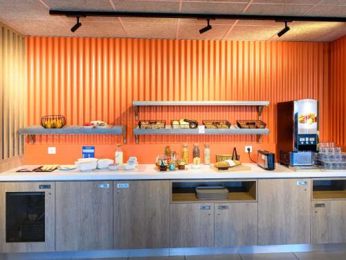 Η κουζίνα ή μικρή κουζίνα στο Ibis Budget La Rochelle Puilboreau