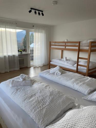 2 Betten in einem Zimmer mit Fenster in der Unterkunft Ferienwohnung Müller - Arberblick in Lohberg