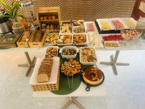 Flat no Paraíso da praia do Cupe - Porto de Galinhas في بورتو دي غالينهاس: طاولة عليها أنواع مختلفة من الطعام