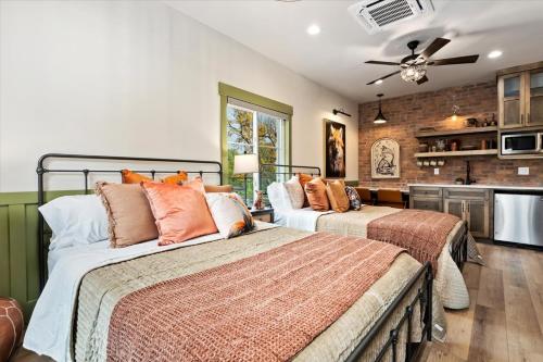 2 Betten in einem Zimmer mit Küche in der Unterkunft The Fox Room - Newly Built Downtown Midway Loft in Midway