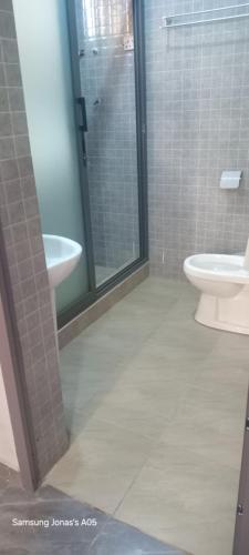 une salle de bains avec toilettes et lavabo dans l'établissement NEO HOME Gbawe, à Gbawe