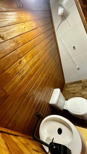 un bagno con un water e un lavandino di Cabanas Farol a Pântano Grande