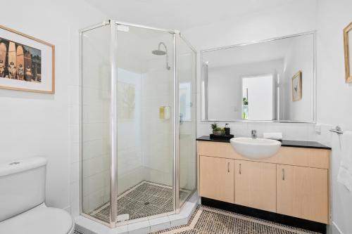 ein Badezimmer mit Dusche und Waschbecken in der Unterkunft Noosa Dreaming in Noosa Heads