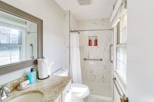Un baño con ducha, inodoro y lavabo. en 5 Mi to Lake Accotink Park Modern Home with Yard, en West Springfield
