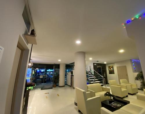 A television and/or entertainment centre at Hospedaje, Medellín,Turismocolombia-fit,Laureles,Estadio