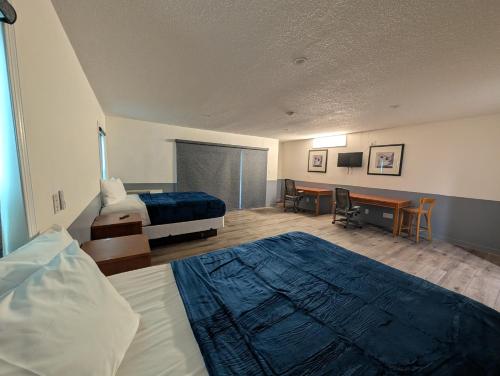 ein Hotelzimmer mit zwei Betten und einem Schreibtisch in der Unterkunft Mirror Motel in Los Angeles