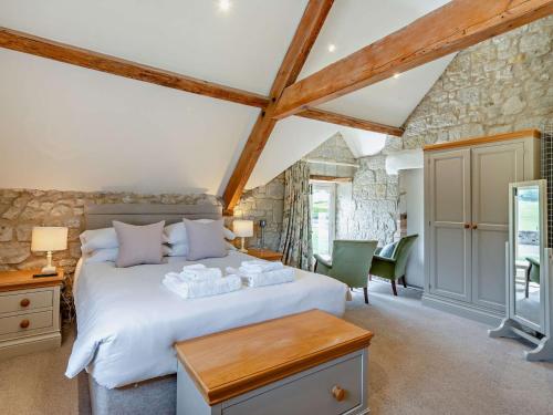 Postel nebo postele na pokoji v ubytování 1 Bed in Melbury Abbas 48717