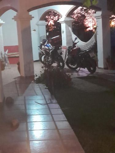 quelques motos garées dans un bâtiment dans l'établissement En lo de Ana, à Villa Dolores
