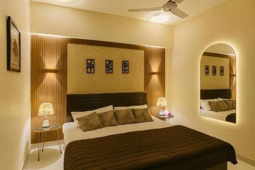 En eller flere senge i et værelse på Modern Apartment Near Dolmen Mall