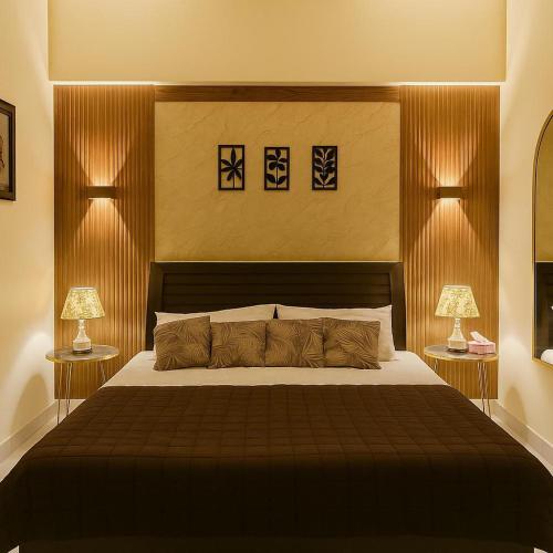 En eller flere senge i et værelse på Modern Apartment Near Dolmen Mall