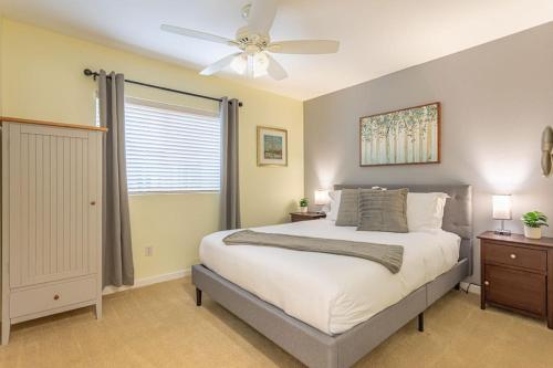 ein Schlafzimmer mit einem Bett und einem Deckenventilator in der Unterkunft 3 Bedroom Condo, Walk to Downtown, Oktoberfest, Wineries, Restaurants, More & Free Parking! in Leavenworth