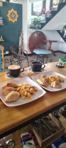 佩雷拉La iguana café y más的木桌上摆着三盘食物