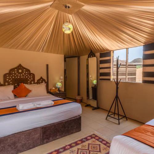Ένα ή περισσότερα κρεβάτια σε δωμάτιο στο Wadi Rum luxury