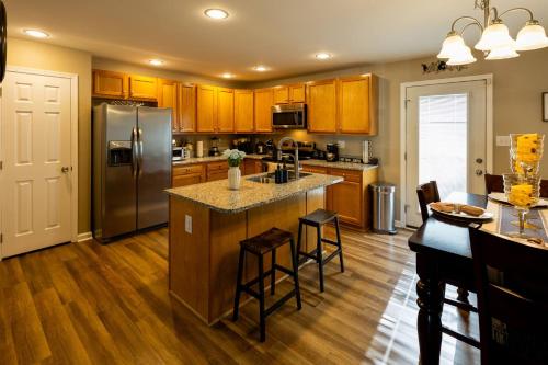 una cucina con frigorifero in acciaio inox e mobili in legno di Ferrystone Lodge • Harpers Ferry Patio & Fireplace a Bolivar