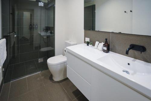 Phòng tắm tại Skyline Serenity - Romantic & Family Gateway