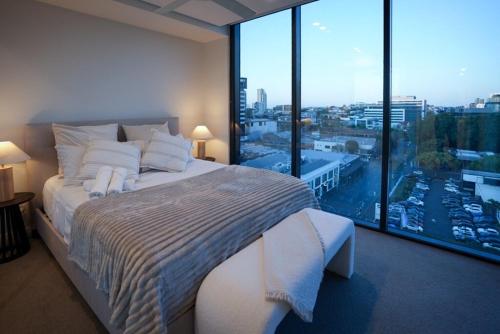 Giường trong phòng chung tại Skyline Serenity - Romantic & Family Gateway