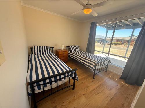 En eller flere senge i et værelse på Seaviews at Stansbury