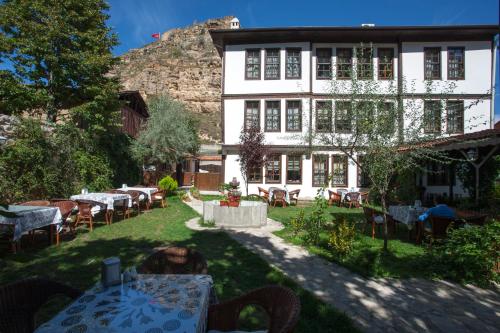 a courtyard with tables and chairs and a building at Uğurlu Konakları in Kastamonu