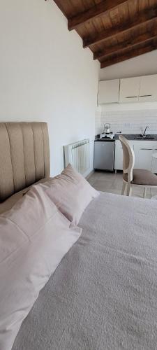 a bedroom with a large bed and a kitchen at La iconica-tiny house in El Calafate