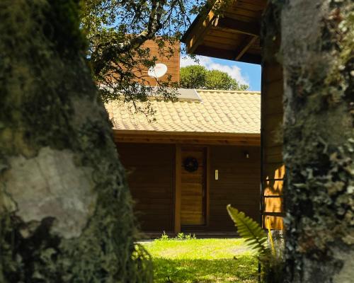 een uitzicht op een huis vanuit de tuin bij Chalé Bienz - Hospedagem Rural in Urubici