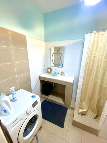 a bathroom with a washing machine and a sink at Belle maison familiale spacieuse à Dakar Sénégal HOME TERANGA in Dakar