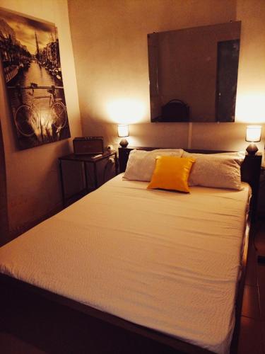 Llit o llits en una habitació de Cosy Appartement