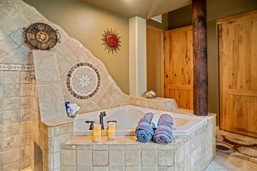 ein Badezimmer mit einer Badewanne, in der blaue Handtücher lagen in der Unterkunft Quail Mountain Desert Resort: Heated Pool, Mt Vews, all BR's King & TV's, Hiking in Mesa