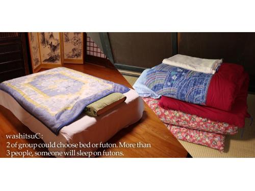 two beds sitting next to each other in a room at 小川町 古民家田淵 -villa tabuchi- in Ogose