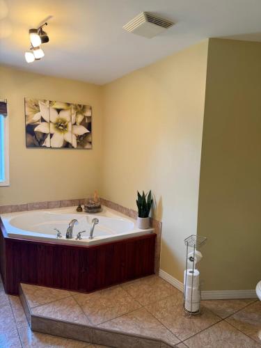 a large bathroom with a tub in a room at Havre du lac magog in Sainte-Catherine-de-Hatley