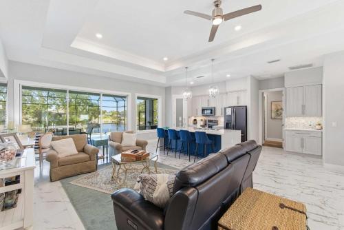 Гостиная зона в Canal front Pool & Dock water toys Oasis 96 Club House