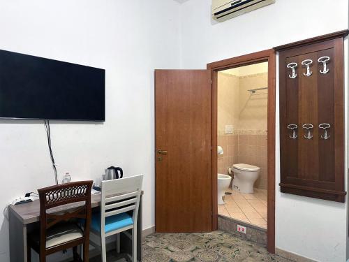 une chambre avec un bureau et une salle de bain avec WC dans l'établissement Guesthouse Alex II, à Rome