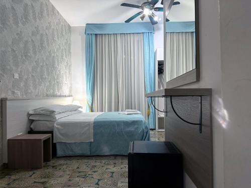 Cette chambre comprend un lit et un ventilateur de plafond. dans l'établissement Guesthouse Alex II, à Rome