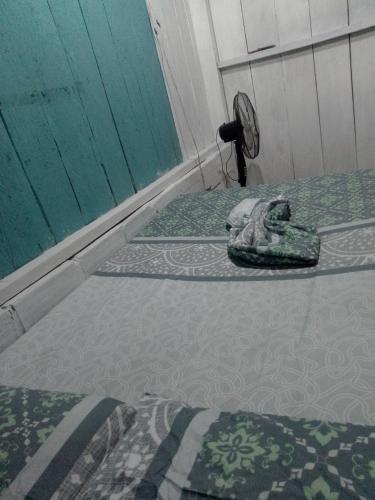 a bedroom with two beds and a pair of shoes at Hostal ladrillerossurf in Buenaventura