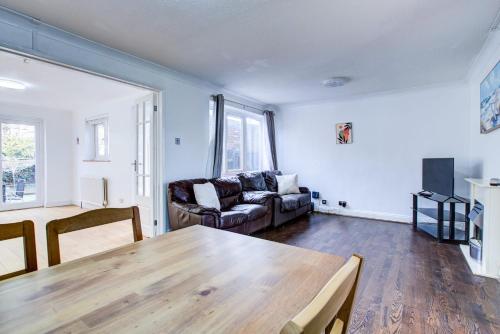 Una televisión o centro de entretenimiento en Southend perfect Stays