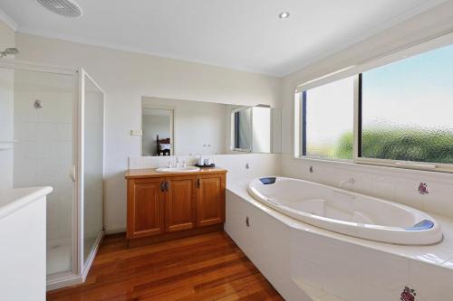 Ένα μπάνιο στο Coastal Getaway-3BR, 2BA with Stunning Sea Views