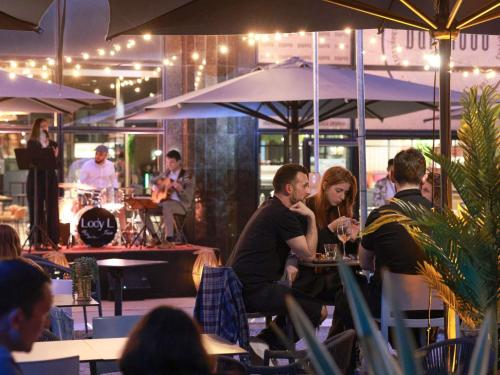 um grupo de pessoas sentadas às mesas de um restaurante em Hotel Mercure Toulouse Centre Compans em Toulouse