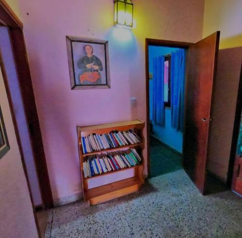 ein Zimmer mit einem Bücherregal voller Bücher in der Unterkunft Casa en Alquiler San Bernardo in San Bernardo