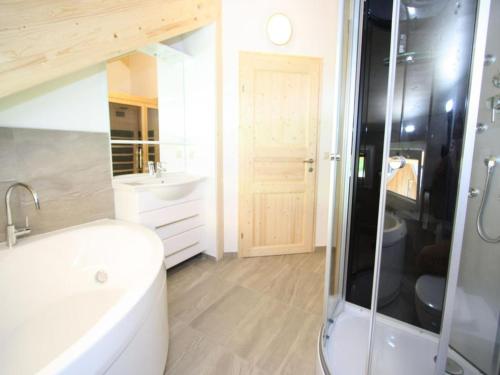 ein Badezimmer mit Badewanne, Waschbecken und Dusche in der Unterkunft Das Edelweiss in Hohentauern