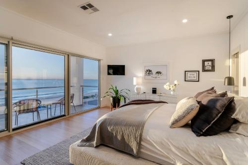 Postel nebo postele na pokoji v ubytování Belle Escapes - Villa Luxe on Henley